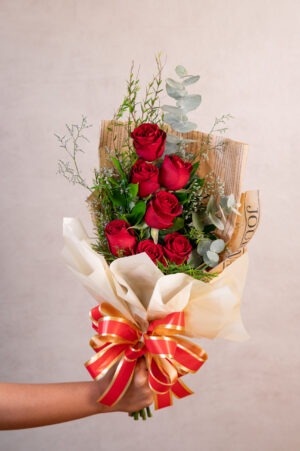 07 Rosas vermelhas - Cáspia e Mix de folhagens