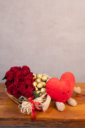 Arranjo entre rosas e chocolates